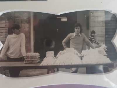 �I suoi figli portarono avanti il lavoro - continua il commerciante -, prima posizionandosi negli anni 40 con una bancarella nel mercato di via Nicolai e poi aprendo una sede fissa in via Piccinni, dove negli anni 60 mio zio Giuseppe diede vita alla cooperativa "La cova"�. E mentre chiacchieriamo l'uomo mostra un'immagine in bianco e nero dell'epoca, che lo ritrae con suo fratello Nicola.